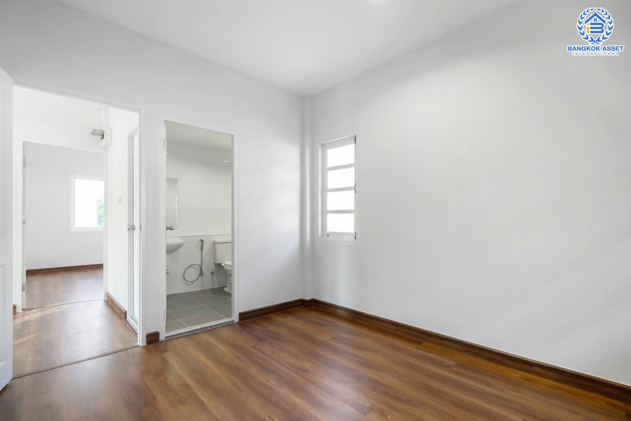 บ้านมือสองตกแต่งใหม่ ม.ลลิลอินเดอะพาร์ค บางใหญ่-กาญจนาฯ พร้อมอยู่ตอบโจทย์ทุกฟังก์ชั่น เนื้อที่ 50.6 ตร.ว. ฟังก์ชั่น 4 ห้องนอน 1 ห้องอเนกประสงค์ชั้นล่าง 2 ห้องน้ำ 2 ที่จอดรถพร้อมพื้นที่สนามหญ้าด้านข้าง บนทำเลเดินทางสะดวก ใกล้เซ็นทรัลเวสต์เกต ทางด่วน "กาญจนาภิเษก และเพียง 5 นาทีถึงรถไฟฟ้าสายสีม่วง "สถานีตลาดบางใหญ่"